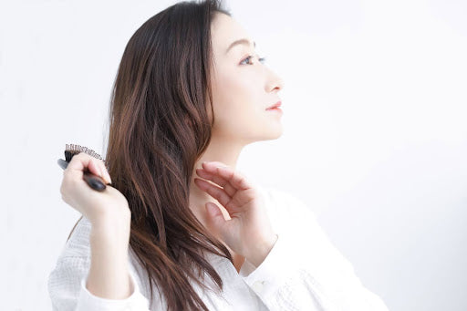 【ヘアケア】気づきにくい頭皮のコリを日常でケア!:Snow Fox Skincareプレミアム FOXカッサ ウッド ヘアブラシ